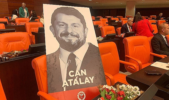 Can Atalay'ın Milletvekilliği Düşürüldü: Bekir Bozdağ'a Anayasa Kitapçığı Fırlatıldı