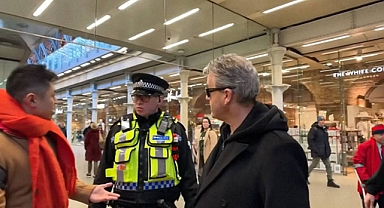 Çinli Turistler, Londra'da Kadraja Girdikleri Gerekçesi ile Piyanistin Sanatını Yayınlama Özgürlüğüne Müdahale Etmeye Çalıştılar