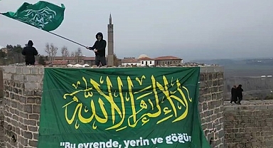 Diyarbakır'da AVM ve Tarihi Surlara Şeriat Yanlısı Bayrak Astılar