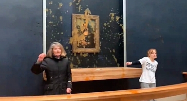 Fransa'da İklim Teröristleri Louvre Müzesi'ndeki Mona Lisa Tablosuna Çorbayla Saldırdı
