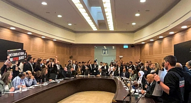 Gazze'deki İsrailli Esirlerin Yakınları İsrail Meclisini Bastı
