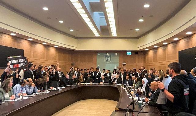 Gazze'deki İsrailli Esirlerin Yakınları İsrail Meclisini Bastı