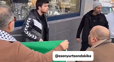 Hamas'a Selam Yürüyüşüne Katılan Bir Adama, Bir Genç Yumruk Attı
