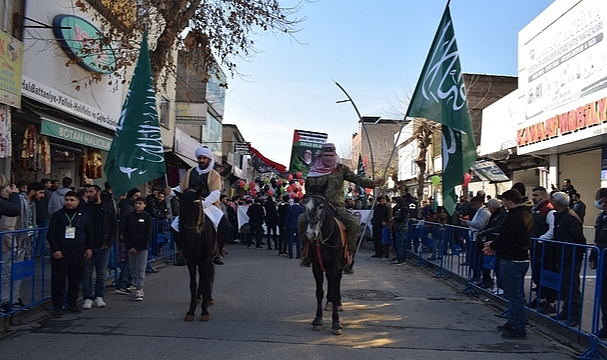 HÜDA-PAR'lılar, Batman'da Şeriat Bayraklarıyla Filistin'e Destek Yürüyüşü Düzenledi