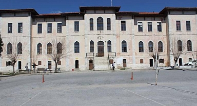 İletişim Başkanlığı Şube Müdürünün Makam Aracını Okula Park Etmesine İzin Vermeyen Okul Müdürü Sürüldü