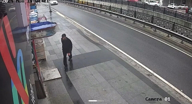 İstanbul'da Sokak Sokak Gezen Saldırgan Önüne Geleni Bıçaklayıp Kaçtı