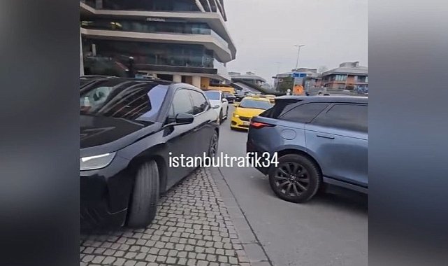 İstanbul'da Trafikte Tartıştığı Kişiye Alınan Sürücü, Aracını Yolun Ortasında Bıraktı