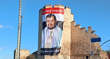 İstanbul Surlarına Husi Lideri Abdulmelik Husi'nin Posteri Asıldı