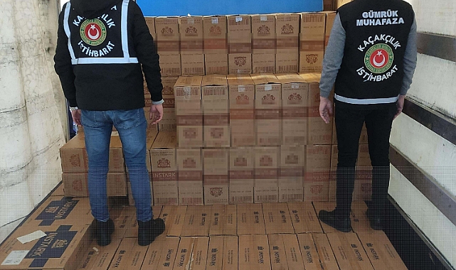 İtalya'dan İzmir'e Gelen Tıra Yapılan Operasyonda 1 Milyon Paket Kaçak Sigara Ele Geçirildi