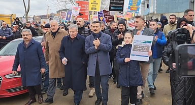 İYİ Partili Türkoğlu, İstanbul'da TOKİ Mağdurlarının Protestosuna Destek Verdi
