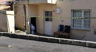 İzmir'de Bir Suriyeli, Kapıyı Kırarak Girdiği Evde 12 Yaşındaki Çocuğu Öldürdü, Annesini Ağır Yaraladı