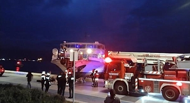 İzmir'de Bir Vapur Kıyıya Vurdu