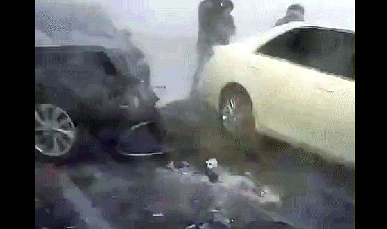 Kazakistan'da Yoğun Kar Yağışı Nedeniyle Zincirleme Trafik Kazası: Karayolunda 15 Otomobil Çarpıştı