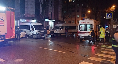 Kocaeli'de Servis Minibüsü ile Otomobil Çarpıştı: 4 Yaralı