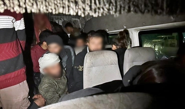 Konya'da Bir Minibüste 35 Kaçak Göçmen Yakalandı