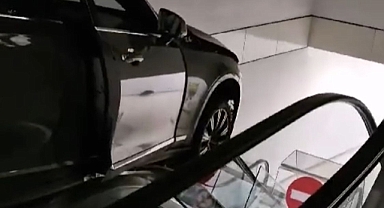 Şişli'de Bir Otomobil, AVM Yürüyen Merdiveninde Asılı Kaldı