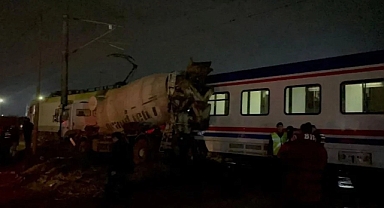 Tekirdağ'da Beton Mikseri İle Sofya'ya Giden Yolcu Treni Çarpıştı: 1 Kişi Yaralandı