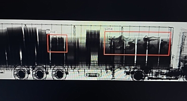 TIR'a Gizlenmiş Kaçak Göçmenler X-Ray Taramasında Fark Edildi