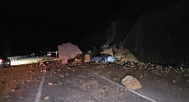 Zonguldak'ta Dev Kayalar Yola Düştü: Otomobil Hasar Gördü