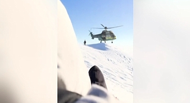 ABD’de Helikopter Dağ Yamacında Tek Teker Üzerinde Durarak 6 Dağcıyı Kurtardı