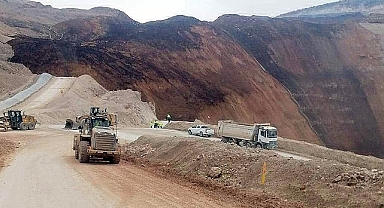 Ali Yerlikaya'dan İliç Madeni Açıklaması: Hareket Yaklaşık 200 Metre Yüksekliğe Sahip Bir Yamaç Boyunca Oldu