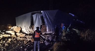 Artvin'de Heyelan Meydana Geldi: Kopan Kaya Parçaları Tırı Devirdi