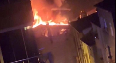 Avcılar'da Üç Katlı Binanın Çatısı Alevler İçinde Kaldı: Alevler Çevre Binalara Sıçradı