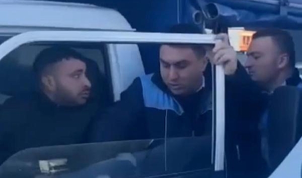 Bağcılar'da Bir Seyyar Satıcı, Zabıtaya Döner Bıçağı ile Saldırdı: O Anlar Kameralara Yansıdı