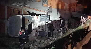 Balıkesir'de Freni Boşalan Kamyon Eve Çarptı 