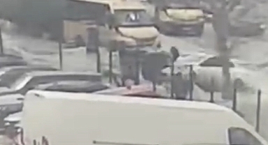 Beylikdüzü'nde Kaldırıma Çıkan Otomobil Yayalara Çarptı: Kaza Anı Güvenlik Kamerasına Yansıdı