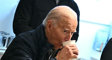 Biden, Kimyasallardan Etkilenen East Palestine Bölgesini Ziyaret Etti: Sulara Kimyasal Karışmadığını Göstermek İçin Kamera Karşısında Su İçti