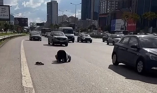 Bir Şahıs Trafiği Hiçe Sayarak Otoban Ortasında Namaz Kıldı: O Görüntüler Kameralara Yansıdı