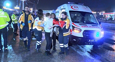 Bursa'da Tur Otobüsü Beton Aydınlatma Direğine Çarptı: 10 Turist Yaralandı
