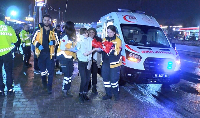 Bursa'da Tur Otobüsü Beton Aydınlatma Direğine Çarptı: 10 Turist Yaralandı