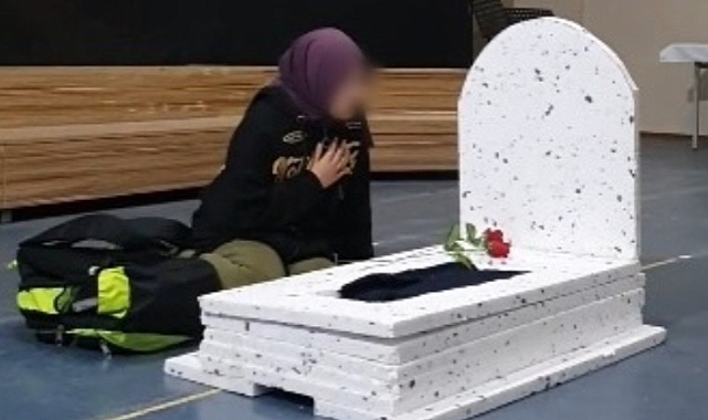 ÇEDES Uygulaması Tepki Çekti: 'Sabır' Konusunu İşlemek İçin Öğrencilerden Maket Mezar Başında Ağıt Yakması İstendi
