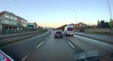 Çekmeköy'de Bir Sürücü Otomobilini Ambulansın Üstüne Sürdü