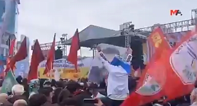 CHP ile 'Kent Uzlaşısı' Sağlayan Kürtçü DEM Parti Esenyurt'ta Miting Yaptı: Bebek Katili Öcalan İçin Poster Açılıp Slogan Atıldı