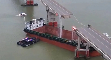 Çin'de Kargo Gemisi Köprüye Çarptı: 5 Araç Nehre Düştü