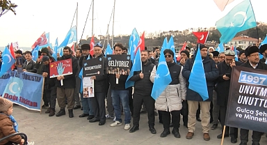 Çin Konsolosluğu Önünde Toplanan Uygur Türkleri 'Gulca Katliamı'nın Yıl Dönümünde Çin'i Protesto Etti 