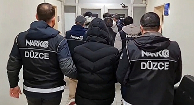 Düzce'de Uyuşturucu Satarken Suçüstü Yakalanan 3 Şüpheli Tutuklandı