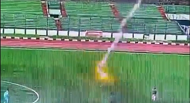 Endonezya'da Bir Futbol Maçı Sırasında Futbolcunun Üstüne Yıldırım Düştü