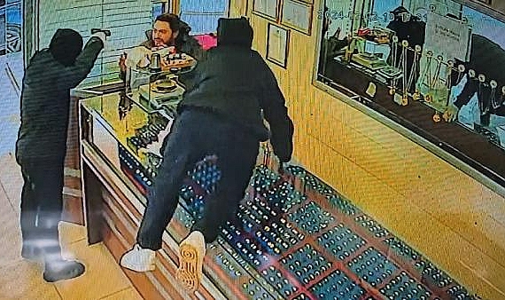Evlenmek İçin Para Bulamadıklarını Öne Süren Çift Kuyumcu Soymaya Çalıştı: Esnaf Etkisiz Hale Getirdi
