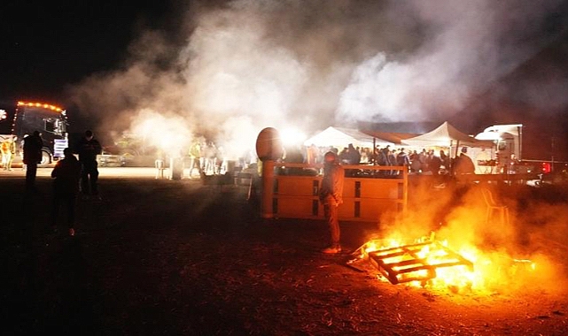 Fransa'da Hükümetin Tarım Politikalarını Protesto Eden Çiftçiler, İthal Sebze Taşıyan Tırı Yakıp Yıktı