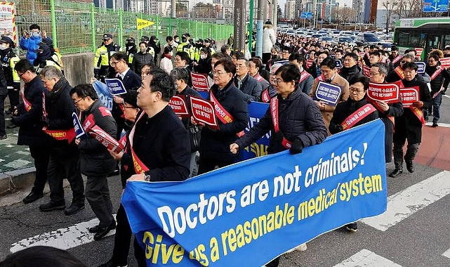 Güney Kore'de Doktorların Grevi Devam Ediyor: Hükümet İşe Dönmeyen Doktorları Tutuklayacak