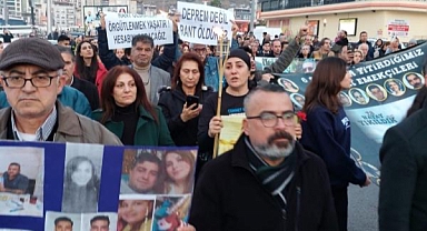 Hatay'da Depremzedeler, 6 Şubat Depremlerinde Hayatını Kaybeden Yakınları için Yürüdü