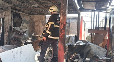 Hatay'da Depremzedelerin Yaşadığı 3 Konteyner Yandı: Bir Anne ve Bebeği Hastaneye Kaldırıldı