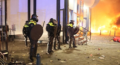 Hollanda'da Eritreli Göçmenler Opera Binasına Girdi: Polise Saldırıp Polis Araçlarını Ateşe Verdiler