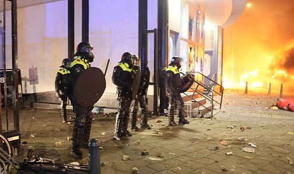 Hollanda'da Eritreli Göçmenler Opera Binasına Girdi: Polise Saldırıp Polis Araçlarını Ateşe Verdiler