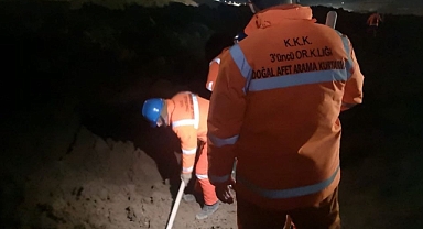 İliç'te Maden Arama Kurtarma Çalışmalarında Görevli Askerlerin Çıplak Elle Siyanürlü Toprakta Çalışma Yaptığı Görüldü