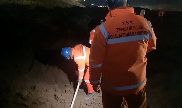 İliç'te Maden Arama Kurtarma Çalışmalarında Görevli Askerlerin Çıplak Elle Siyanürlü Toprakta Çalışma Yaptığı Görüldü
